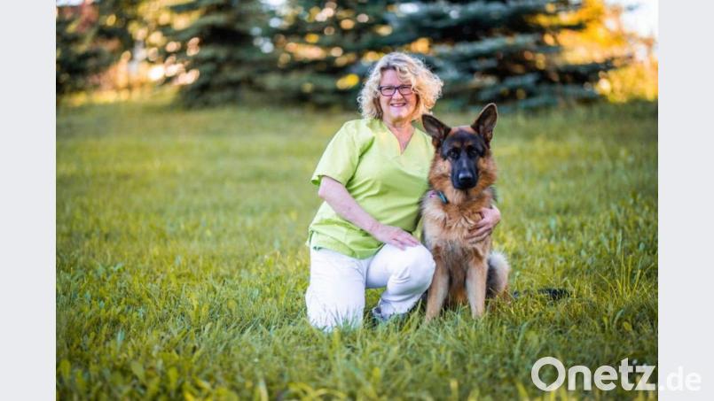 Yvonne Federl mit ihrem Schäferhund Onya. Das erst dreijährige Tier der Vohenstraußer Tierärztin starb am 21. März vermutlich an einer Vergiftung mit Rattengift. Bild: Katharina Merther/exb