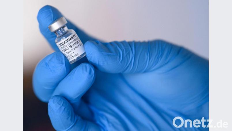 Verursacht der Impfstoff &quot;Comirnaty&quot; von Biontech/Pfizer gegen das Coronavirus schwere Schäden im Körper? Dieses Gerücht kursiert gerade in einer Whatsapp-Nachricht. Totaler Unsinn, sagt ein Mediziner aus Regensburg. Bild: Robert Michael/dpa