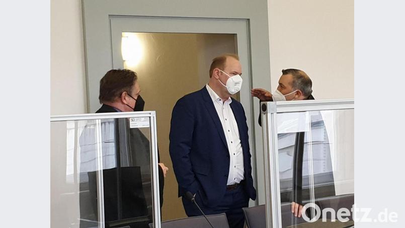 Christian Schlegl (Mitte) im Gespräch mit seinen Verteidigern Andreas Kaiser (links) und Konrad Brenninger. Bild: gib