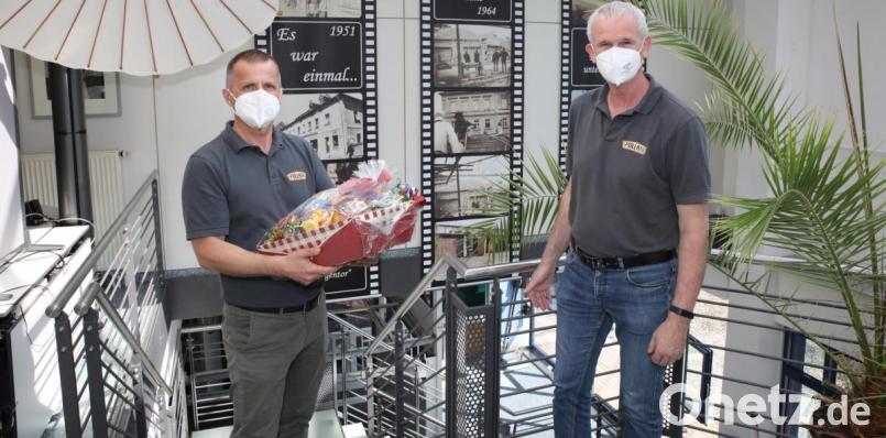 Seit 40 Jahren ist Betriebsleiter Manfred Naber (rechts) bei der Firma Josef Pöllath GmbH &amp; Co KG beschäftigt. Für diese lange Zeit bedankte sich Geschäftsführer Albert Pöllath (links). Bild: njn