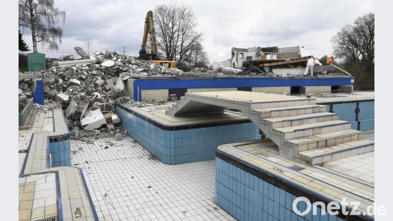 Dieser Trümmerhaufen war einmal die Wärmehalle im Waldbad Sulzbach-Rosenberg. Die Arbeiten zur Generalsanierung des Freibads nehmen Fahrt auf. Bild: Petra Hartl