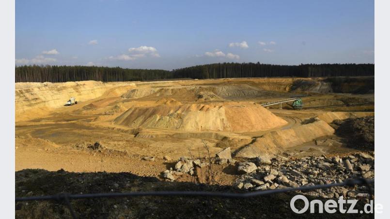 Die Freihölser Sand GmbH betreibt als Tochterunternehmen des Fensterbacher Steinunternehmens Godelmann den Sandtagebau „Amberg Ost“. In acht bis zehn Jahren soll die Grube erschöpft sein. Um seine Zukunft zu sichern, schaut sich das Unternehmen nach neuen Abbauflächen um. Bild: Petra Hartl