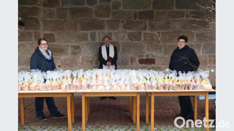Zehn Bäckerinnen haben in Kastl die Tradition der Osterlämmer fortgeführt. Aus dem Verkauf und mit zusätzlichen Spenden konnte der Katholische Frauenbund 1000 Euro für den guten Zweck geben. Pfarrer Heribert Stretz segnete die Backwaren vor der Auslieferung. Bild: rpp