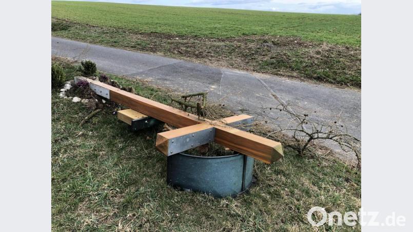 Das „Grüner Feldkreuz“ an der Verbindungsstraße von Konnersreuth nach Grün wurde am Karsamstag angefahren, aus der Verankerung gerissen und erheblich beschädigt. Bild: jr