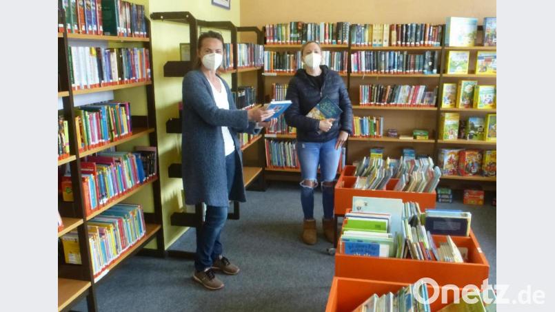 Büchereileiterin Lisa Auburger (links) darf wieder Leseratten empfangen. Bild: mad