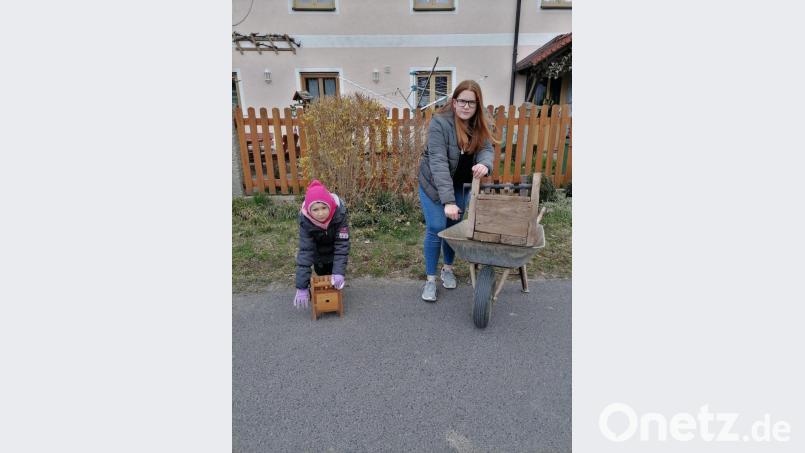 Paula Hössl (links) und Lena Hössl beim Ratschen. Bild: exb