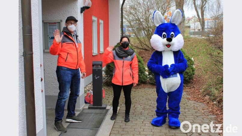 Fröhlich warteten JRK-Leiter Sven Lehner, Gruppenleiterin Monika Stahl und der Osterhase (von links) auf die insgesamt 26 Kinder und Jugendlichen, die von ihrem Wahlrecht Gebrauch machten. Bild: fks