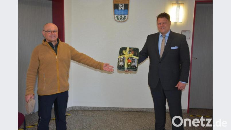 Klaus Hammer (links) ging nach 40 Jahren im Team des Städtischen Bauhofs in den Ruhestand. Bürgermeister Stefan Grillmeier dankte ihm für sein Wirken, wünschte weiterhin alles Gute und überreichte ein Weinpräsent. Bild: jr