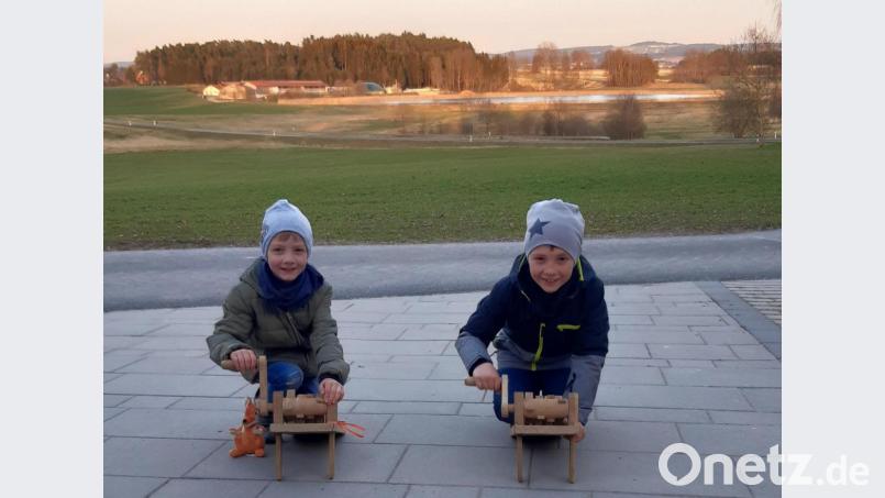 Die Geschwister Timo und Bastian Bäuml (von links) beim Ratschen. Bild: exb