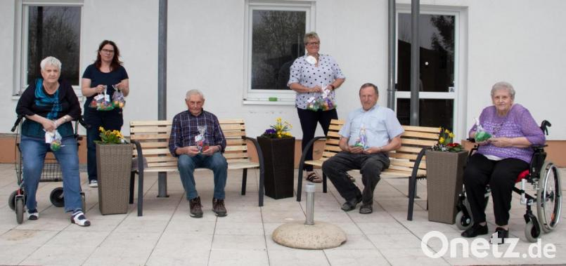Tanja Schedl und Ulli Faust-Bienlein (stehend von links) übergaben stellvertretend an einen Teil der Bewohner die Ostergeschenke. Bild: flt