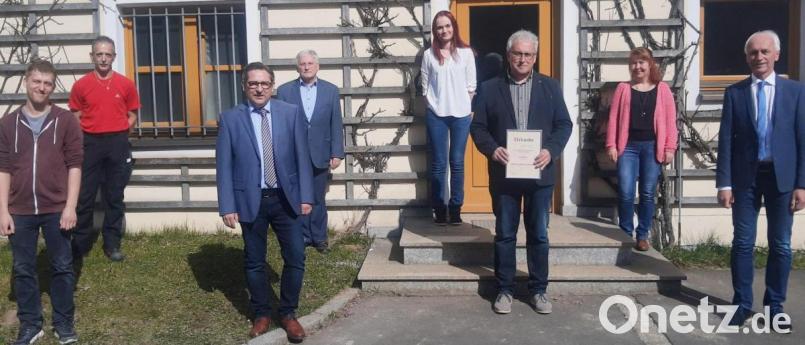 Aus der Hand des Vorsitzenden Peter König (rechts) erhielt Wassermeister Gerhard Daubner die Urkunde für 25-jährige Tätigkeit im Verband. Den lobenden Worten des Vorsitzenden schlossen sich Geschäftsführer Thomas Prechtl (Dritter von links) und dessen Vorgänger Helmut Graf (Vierter von links) an. Zur Feierstunde waren auch die Mitarbeiter der Geschäftsstelle und der Technik anwesend. Bild: ld