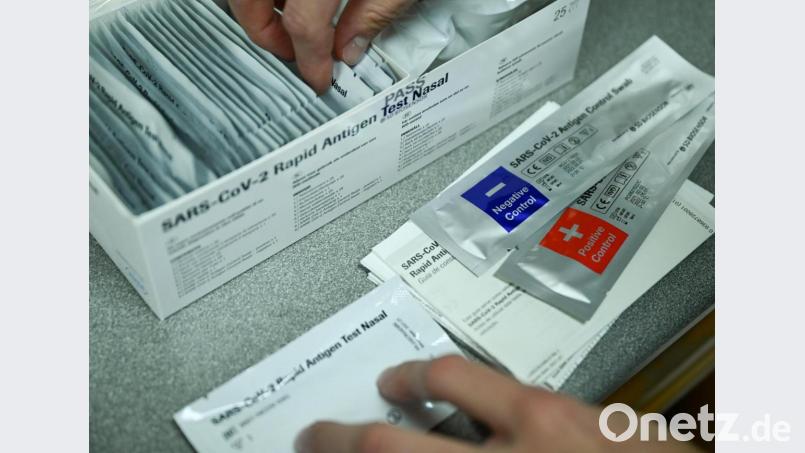 Verpackungen mit der Aufschrift &quot;SARS-CoV-2 Rapid Antigen Test Nasal&quot; liegen in einem Karton bereit. Symbolbild: Arne Dedert/dpa