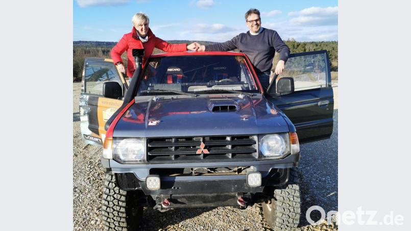 Ursula und Christian Ruppert sind stolz auf ihren Mitsubishi Pajero. Das Ehepaar aus Schnaittenbach will im Januar 2022 an der Dakar Classic teilnehmen. Bild: Ruppert - Privat