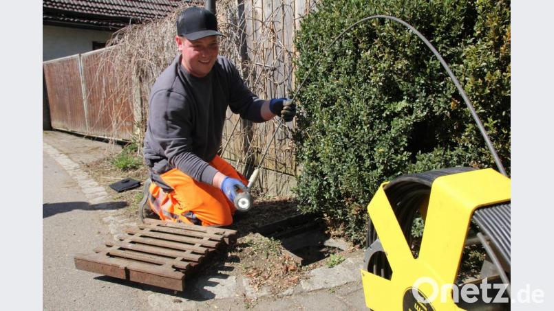 Bauhofarbeiter Tobias Müller hält in der Hand die Schiebekamera zur Untersuchung des Kanalnetzes. Über eine 70 Meter lange Kabelverbindung können Schächte und Rohre erkundet werden. Bild: Mardanow