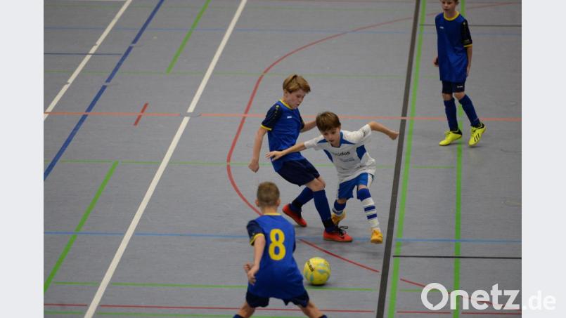 Eine Szene aus einem Hallen-Fußballturnier für die Jugend: Weil derzeit auch die Sportvereine unter dem Lockdown leiden, will ihnen der Lions-Club Amberg mit kleinen Finanzspritzen helfen. Archivbild: Andreas Brueckmann