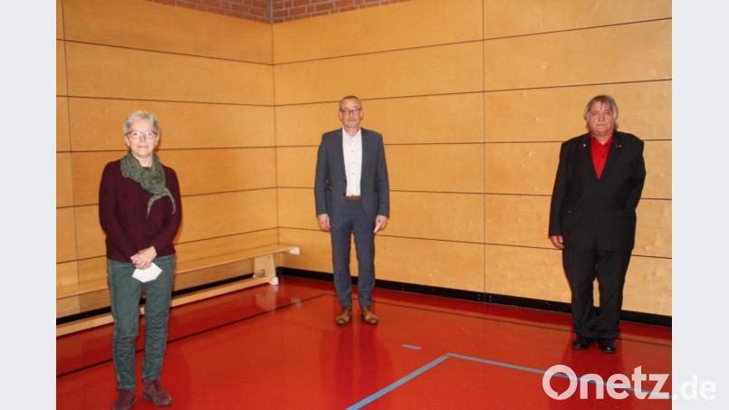 Bürgermeister Erwin Geitner (Mitte) nimmt den beiden neuen Marktgemeinderatsmitgliedern Marlies Grill und Josef Spies den Amtseid ab. Bild: sam