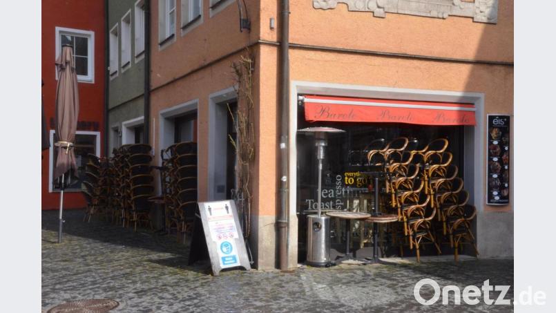 Leere Stühle, leeren Lokale. Gegen das triste Bild in der Fußgängerzone wollen die Weidener Gastronomen Lösungen aufzeigen. Bild: Kunz