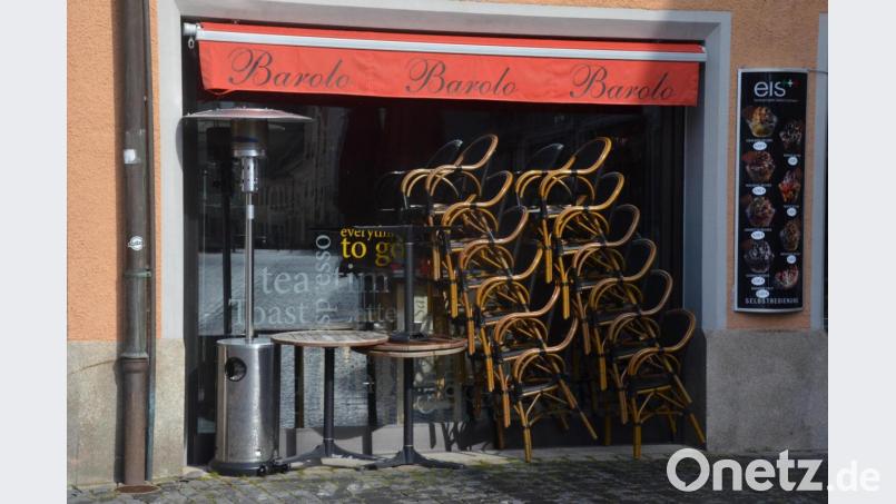 Leere Stühle vor leeren Lokalen. Das triste Bild in der Fußgängerzone. Bild: Kunz