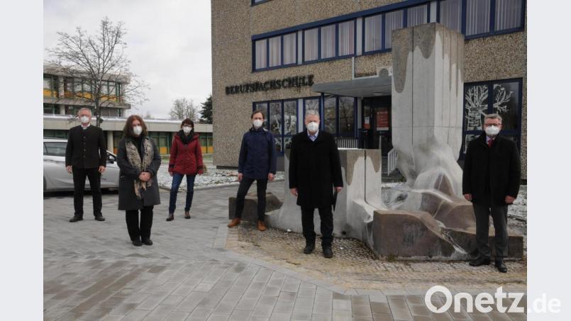 Die Beteiligten vor dem Gebäude der Berufsfachschule in der Dieselstraße, wo die Fachakademie starten wird (von links): Landtagsabgeordneter Harald Schwartz, Berufsschul-Leiterin Sabine Fersch, die Berufsfachschul-Chefin Claudia Hanft, der künftige Fachakademie-Bereichsleiter Guido Schwarzmann, Landrat Richard Reisinger und Bürgermeister Michael Göth. Bild: ige