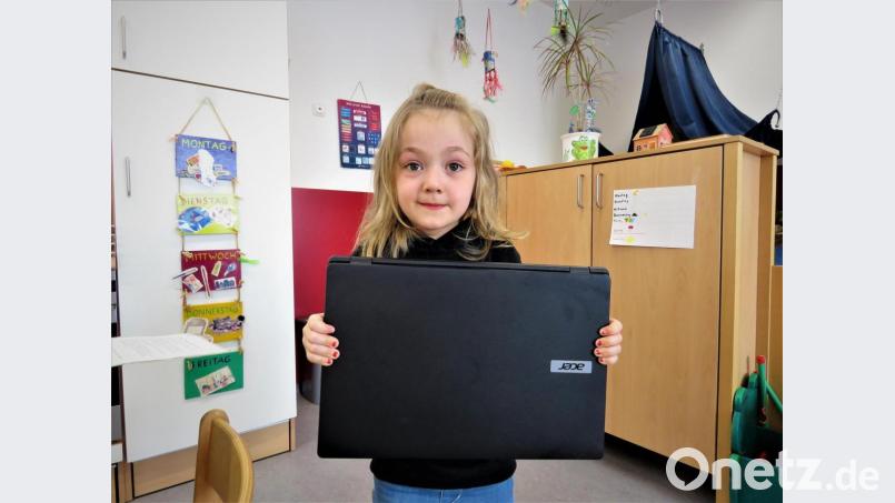 Die fünfjährige Lena hat für die Umwelt schwer geschleppt: Sie hat ein altes Tablet zum Wiederverwerten mitgebracht. Bild: ubb