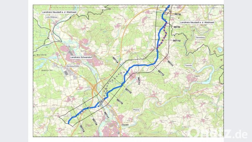 Im Wassereinzugsgebiet der Pfreimder Brunnen müssen Alternativ-Verläufe untersucht werden (gestrichelte Linie). Die blaue Linie ist die Vorschlagsstrasse der Tennet für den Süd-Ost-Link. (Anmerkung: Karte zur Veröffentlichung freigegeben von Tennet, Torsten Grampp). Bild: Tennet/exb