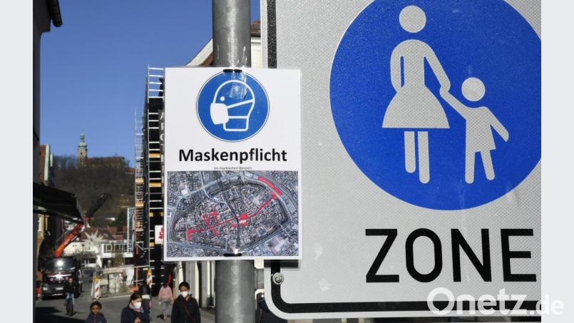 Die Stadt Amberg hat in der Altstadt Maskenpflicht-Zonen ausgewiesen. Dazu zählt auch der Marktplatz. Dort hat die Polizei am Donnerstag einen Mann erwischt, der keinen Mund-Nasen-Schutz trug. Symbolbild: Petra Hartl