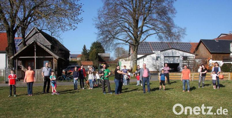 Bei einem Ortstermin mit Bürgermeister Toni Dutz (Achter von rechts) und dessen Stellvertreter Michael Dutz (Fünfter von rechts) legten Triebendorfer Eltern ihre Ideen für einen größeren Spielplatz und weitere Maßnahmen dar. Iris Thoma händigte dem Bürgermeister noch einen bebilderten Katalog mit Spielgeräten aus. Bild: wro