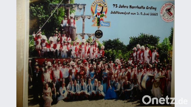 Ein Blick auf die Erinnerungswand im Probenraum: Beim Jubiläum der Narrhalla Erding schlüpften die Mitglieder der Blaskapelle Oberwildenau in die Kostüme der &quot;Kölner Funken&quot;. Bild: bey