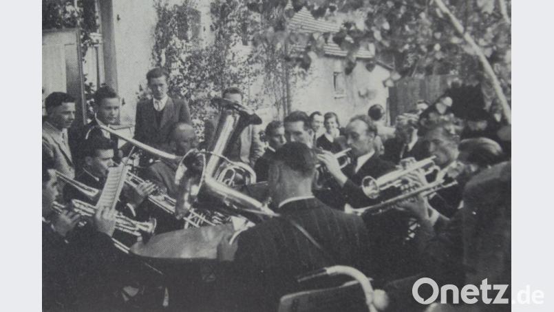 Ein Bild mit höchstem Erinnerungswert: Die Blaskapelle Oberwildenau bei ihrem ersten Auftritt im Gasthof Neumann an Silvester 1950. Repro: bey