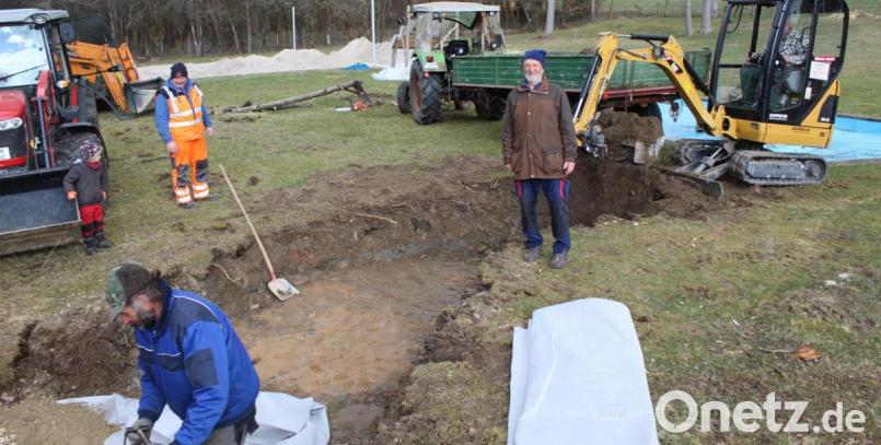 Die Helfer bei Beginn der Arbeiten für den neuen Kindermatschplatz in der Selingau Bild: soj