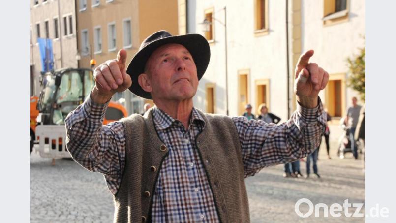 Karlheinz Hoyer bei einer der Maibaumaufstellungen in den vergangenen Jahren am Johannisplatz in Waldsassen. Archivbild: kro