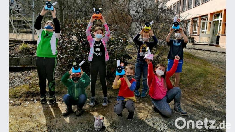 Die Buben und Mädchen der Notgruppe im städtischen Kinderhort mit ihren &quot;Osterschäfchen&quot;. Bild: njn
