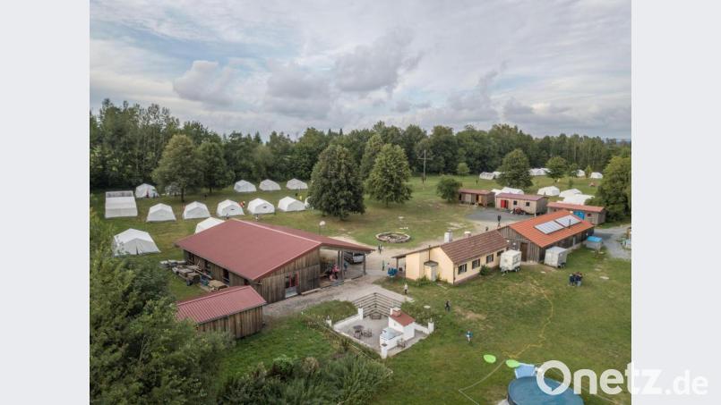 Auch der Markt Plößber unterstützt die Sanierung des Jugendzeltlagerplatzes der evangelischen Jugend des Dekanats Weiden mit einer Spende von 3000 Euro. Die Ziegler Group stellt das Bauholz kostenlos zur Verfügung. Archivbild: dtr