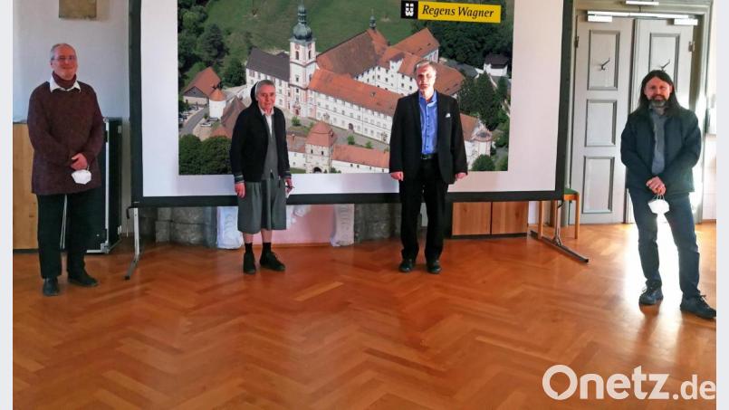Dr. Bernhard Danzer verabschiedet sich in den Ruhestand. (v.l.n.r: Peter Miltenberger, Gesamtleitung; Sr. Madlen Kolbrand (Konventoberin); Dr. Bernhard Danzer; Bernhard Kallmeier, stellv. Gesamtleitung Regens Wagner Michelfeld) Bild: Regens Wagner Michelfeld/Matthias Flierl/exb