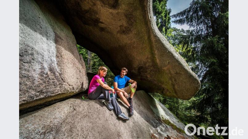 Zeit für eine Pause – auch das gehört zum Goldsteig-Wandern, hier am Kibitzstein im Steinwald. Bild:  © Tourismuszentrum Oberpfälzer Wald / Thomas Kujat