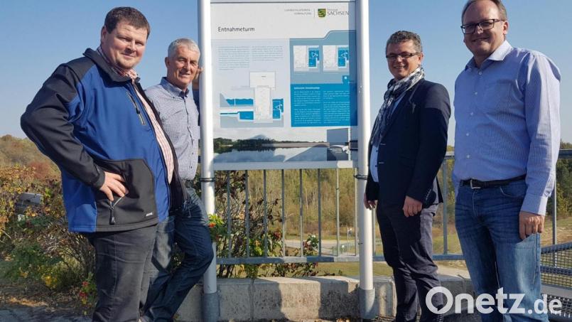 Ein Besuch in Bautzen hat die Neunburger Delegation mit Walter Drexler (Zweiter von links) Bürgermeister Martin Birner und Fischereivereins-Vorsitzendem Michael Throner von dem Entnahmeturm überzeugt. Sebastian Fritze von der Landestalsperren-Verwaltung Sachsen (links) lieferte Details. Bild: bl