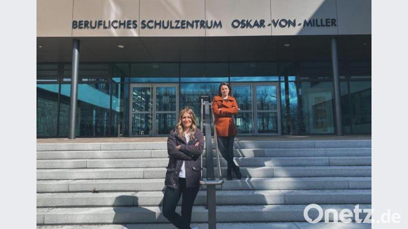 Die Schülerinnen Emilie Malawski (vorne) und Lena Walter kritisieren die Testpflicht an Schulen, die nach den Osterferien gilt. Sie befürchten auch soziale Nachteile für Schüler. Bild: Goncagül Tekce/exb