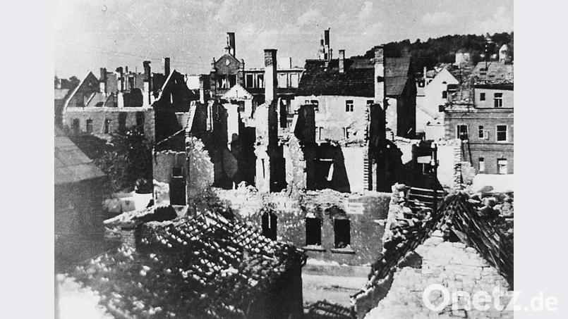 Ruinen, Trümmer, Schutt: Nach dem Bombenangriff vor 75 Jahren hatte sich Schwandorf in einen Ort der Zerstörung verwandelt. Archivbild: Foto Schwarz