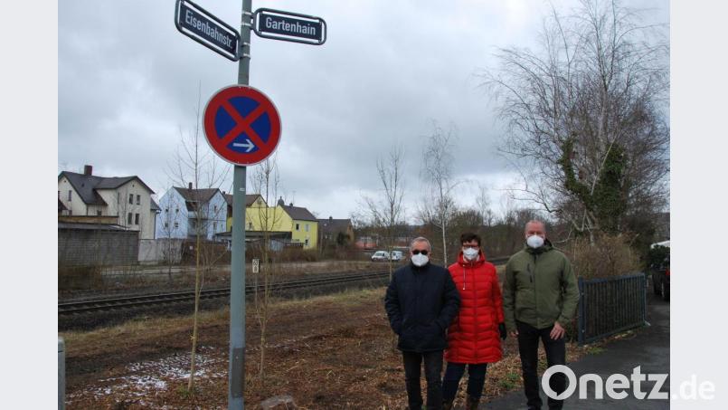Ludwig Räß mit Ehefrau Gertrud und Christian Häusler (von links) kritisieren den Kahlschlag an der Bahnlinie entlang der Eisenbahnstraße. Bild: gsp