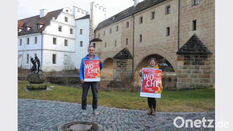 Eine Woche lang steht der Klimaschutz im Rampenlicht. Die Klimaschutzmanagerin der Stadt Amberg, Corinna Loewert, und der Klimaschutzkoordinator des Landkreises Amberg-Sulzbach, Joachim Scheid, präsentieren das Plakat mit einer Übersicht über alle Angebote zur Klimaschutzwoche. Bild: Christine Hollederer/exb