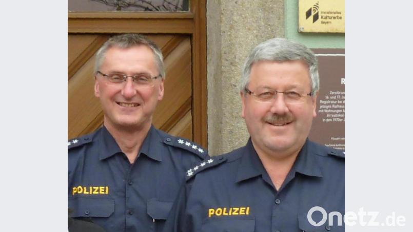 Inspektionsleiter Erster Polizeihauptkommissar Robert Feuerer (rechts) und sein Stellvertreter, Hauptkommissar Georg Pfannenstein (links), erarbeiteten die Kriminalitäts-Statistik für den Bereich Oberviechtach. Bild: Portner