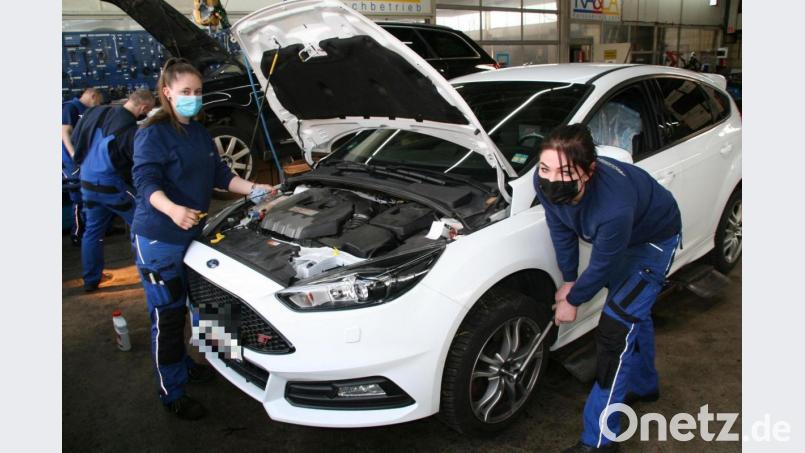 Alica Schaller und Rike Hirschmann bei Service-Arbeiten in der Werkstatt. Bild: fpoz