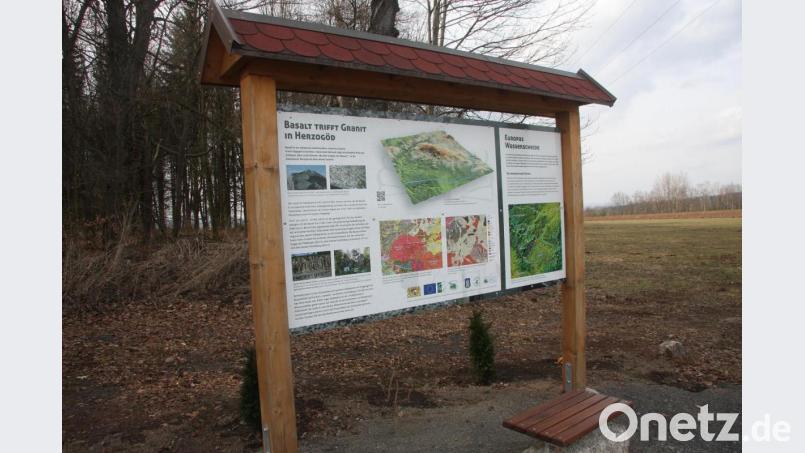 Teil des Projekts „Granit trifft auf Basalt“ ist auch eine Infotafel. Bild: wro