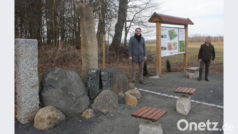 Die Anlage, die im Zuge des geförderten Projekts „Granit trifft auf Basalt“ entstand, wurde kürzlich von Bürgermeister Wolfgang Braun und Geschäftsleiter Florian Heinl (von rechts) offiziell vorgestellt. Die kleinen Sitzgelegenheiten entstanden nach einer Idee des Bürgermeisters, die Installation nahm der Bauhof vor. Bild: wro
