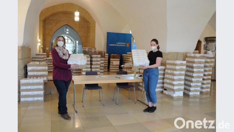 Ruhe vor dem Sturm für Silke Kunz und Anna-Lena Hörl (von links): Das Foyer des Landratsamtes Amberg-Sulzbach wurde am Donnerstagvormittag kurzerhand zur Ausgabestelle für Selbsttests umfunktioniert. Vertreter der Schulen konnten hier ihre vorbereiteten Päckchen abholen. Bild: Christine Hollederer/exb