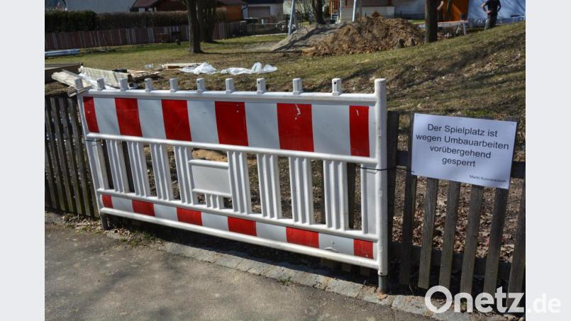 Alle neu ausgestatteten Spielplätze bleiben noch bis Ende April gesperrt, weil die Fundamente der Geräte aushärten müssen. Bild: jr
