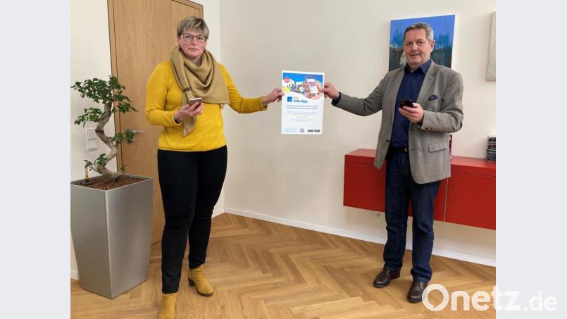 Bürgermeister Joachim Neuß und Kindergartenleiterin Anke Griesbeck präsentieren die neue Kita-Info-App. Bild: Stadt Auerbach/exb