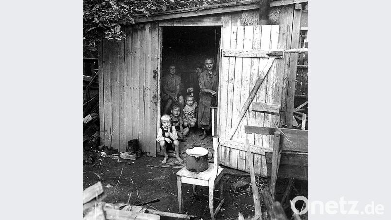Armut, Hunger, bittere Not: Nach dem Angriff mussten viele Schwandorfer mit ihren Kindern in Bretterbehausungen ziehen. Häuser und Wohnungen waren zerstört. Archivbild: Foto Schwarz