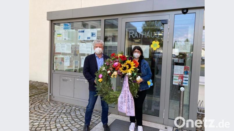 Die Übergabe vorm Rathaus in Floß, im Bild Bürgermeister Robert Lindner und Gewerbering-Vorsitzende Ulrike Schnappauf. Bild: Andrea Burger/exb
