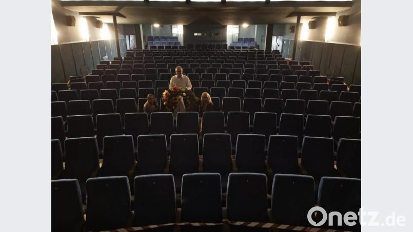 Die Trauerkranz-Übergabe im leeren Saal des Neue Welt-Kinos in Weiden. Bild: Andrea Burger/exb